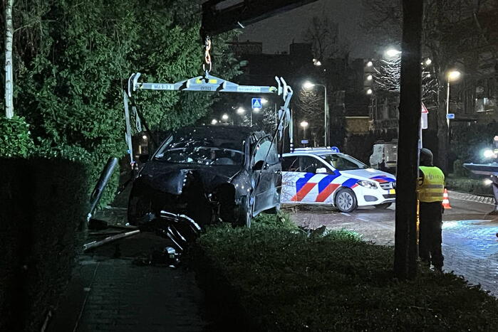 Automobilist rijdt boom en lantaarnpaal uit de grond