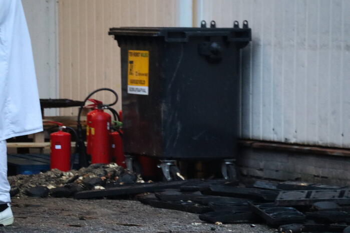 Medewerkers blussen brand in bakkerij