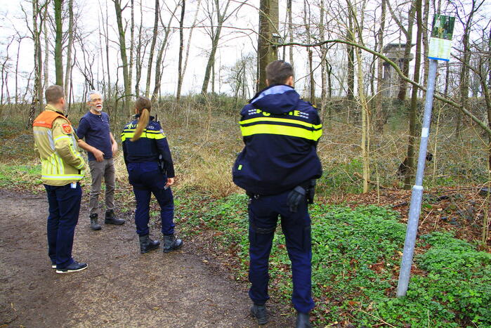 Verdacht materiaal gevonden in bosgebied