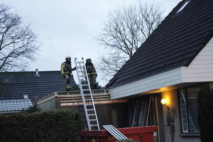 Brand in dak snel onder controle