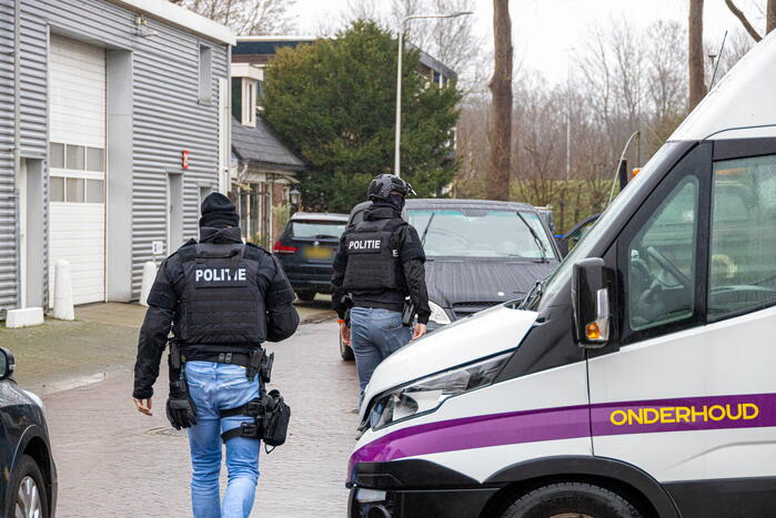 Politie valt bedrijfpand binnen
