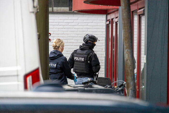 Politie valt bedrijfpand binnen