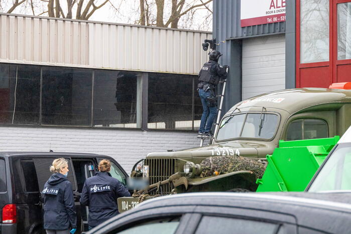 Politie valt bedrijfpand binnen