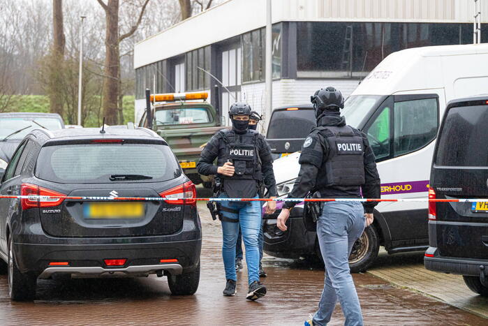 Politie valt bedrijfpand binnen