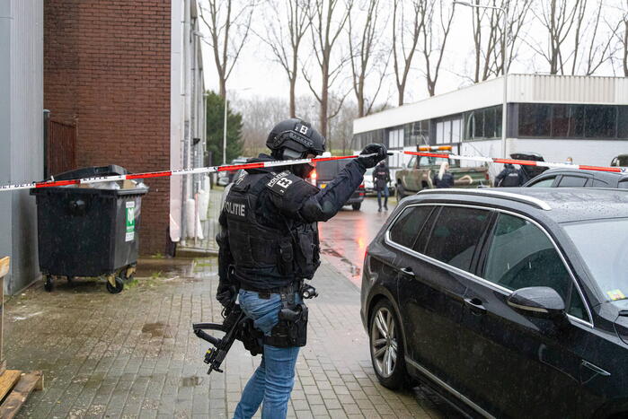 Politie valt bedrijfpand binnen