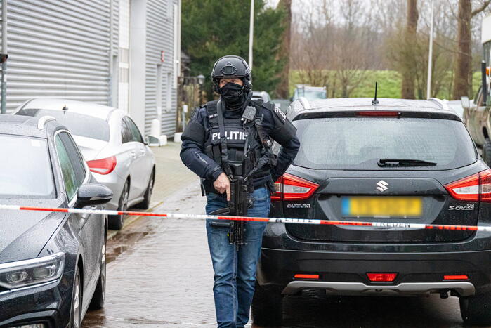 Politie valt bedrijfpand binnen