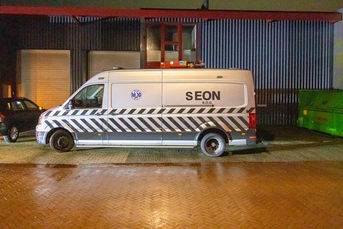 Politie valt bedrijfpand binnen
