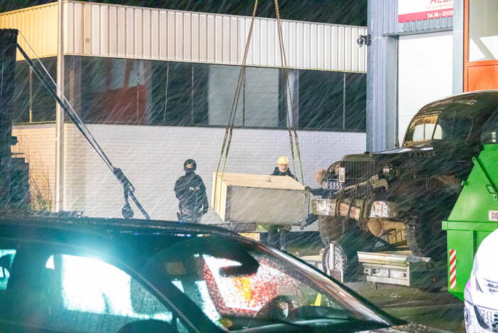 Politie valt bedrijfpand binnen