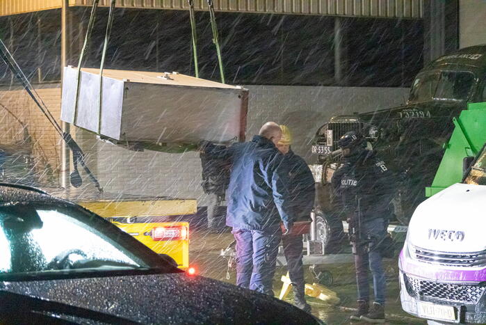 Politie valt bedrijfpand binnen