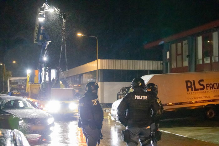 Politie valt bedrijfpand binnen