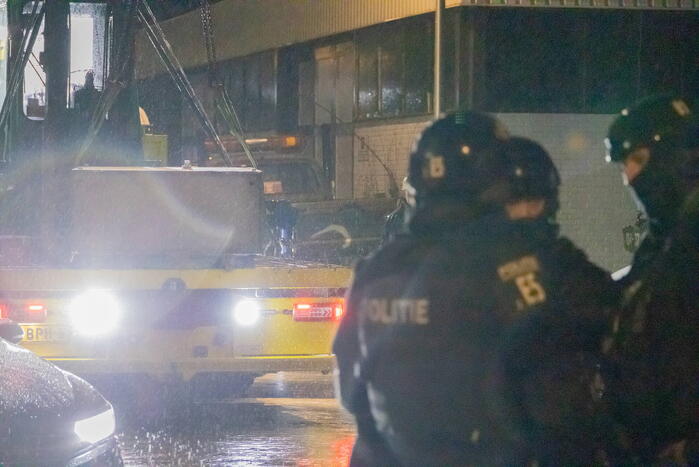 Politie valt bedrijfpand binnen