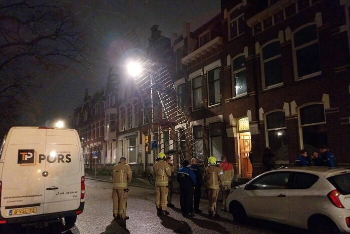 Steiger waait omver en blijft tegen lantaarnpaal hangen