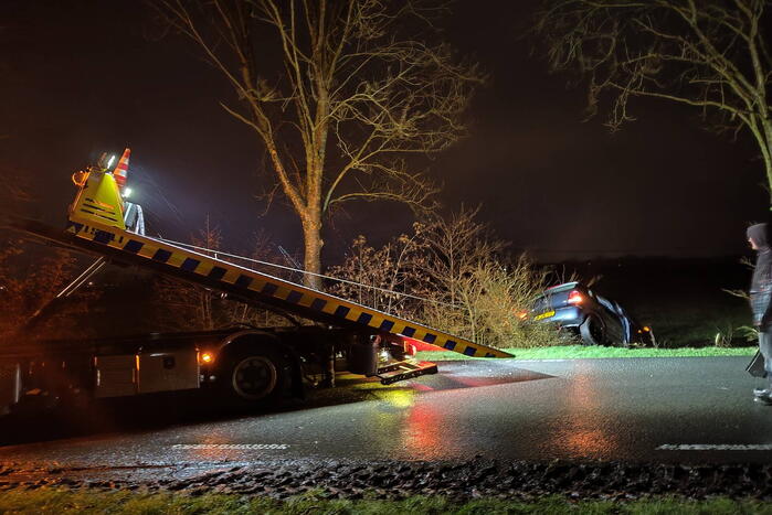 Auto belandt in sloot bij eenzijdig ongeval