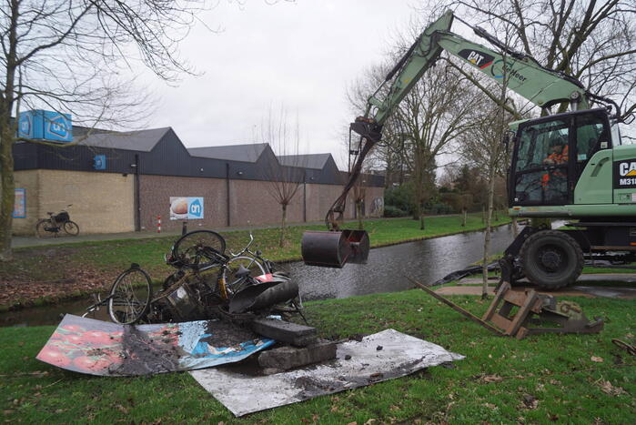 Sloot ligt vol met fietsen blijkt tijdens baggerwerkzaamheden