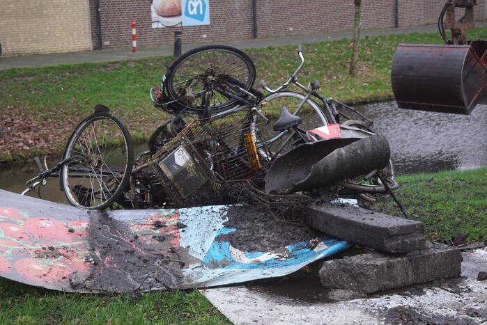 Sloot ligt vol met fietsen blijkt tijdens baggerwerkzaamheden