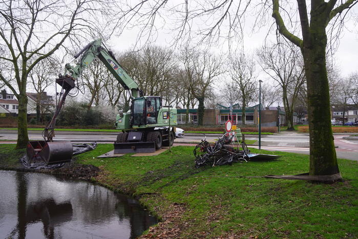 Sloot ligt vol met fietsen blijkt tijdens baggerwerkzaamheden