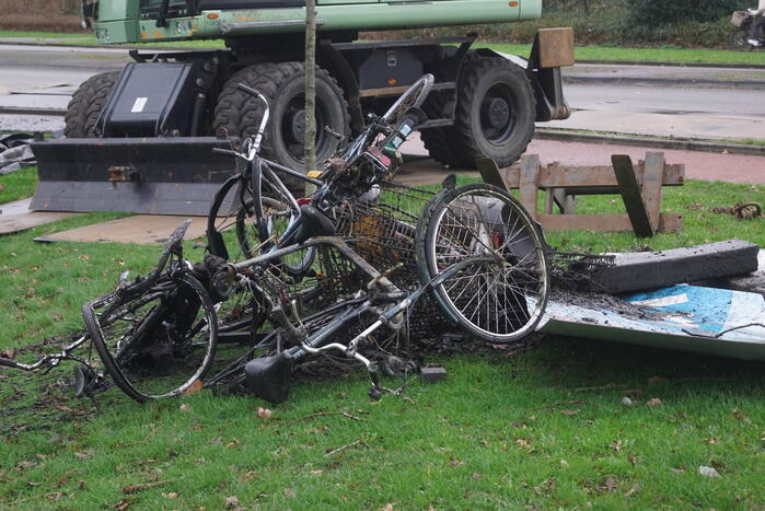 Sloot ligt vol met fietsen blijkt tijdens baggerwerkzaamheden