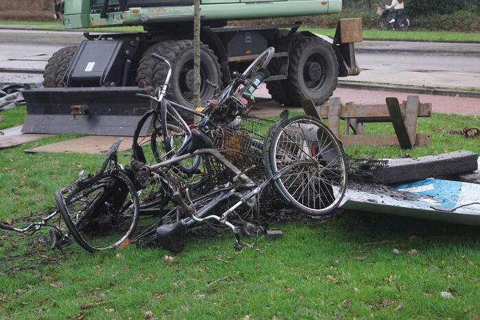 Sloot ligt vol met fietsen blijkt tijdens baggerwerkzaamheden