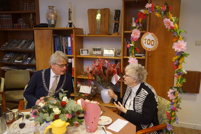 Burgemeester op bezoek bij 100-jarige Zuster Sybilla
