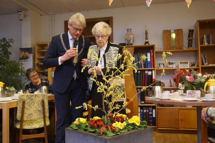 Burgemeester op bezoek bij 100-jarige Zuster Sybilla