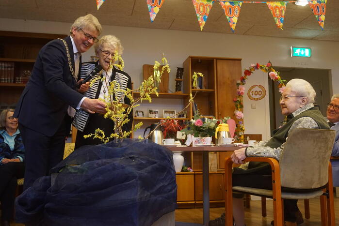 Burgemeester op bezoek bij 100-jarige Zuster Sybilla
