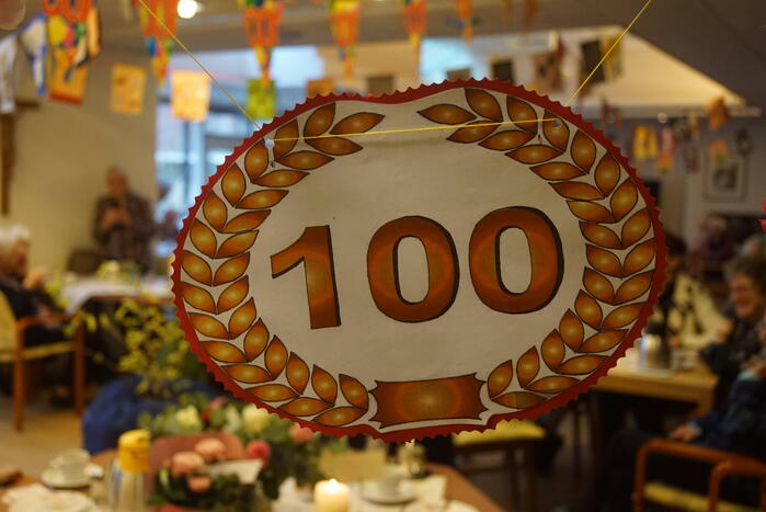 Burgemeester op bezoek bij 100-jarige Zuster Sybilla