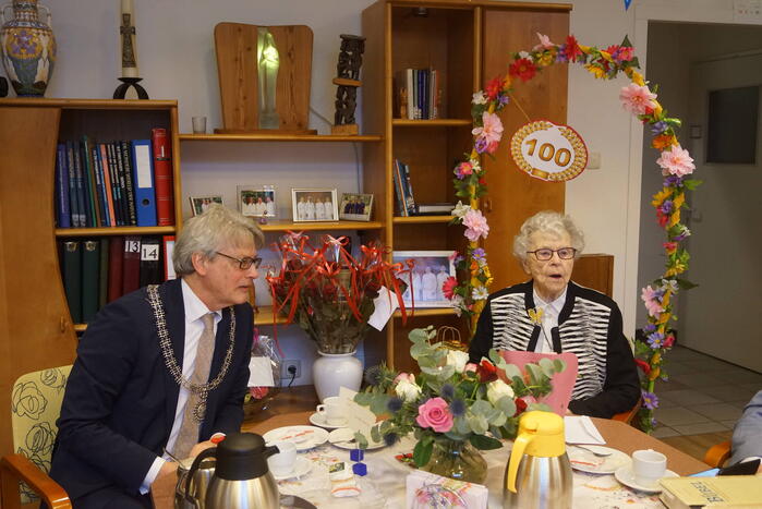 Burgemeester op bezoek bij 100-jarige Zuster Sybilla