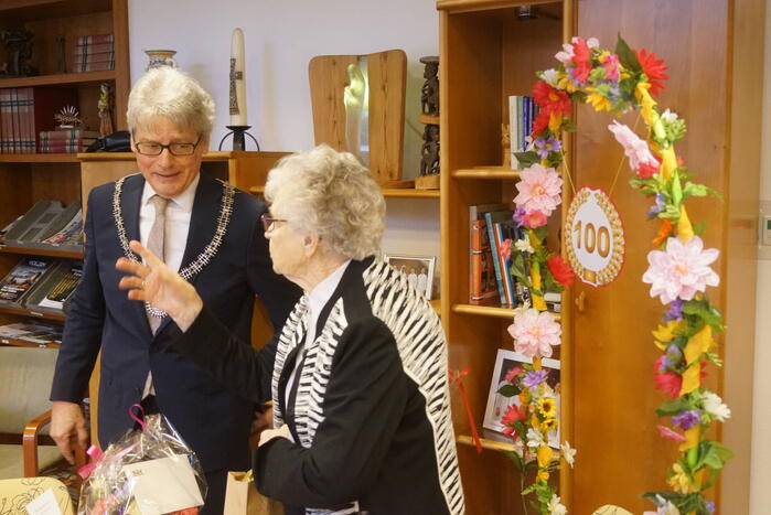 Burgemeester op bezoek bij 100-jarige Zuster Sybilla
