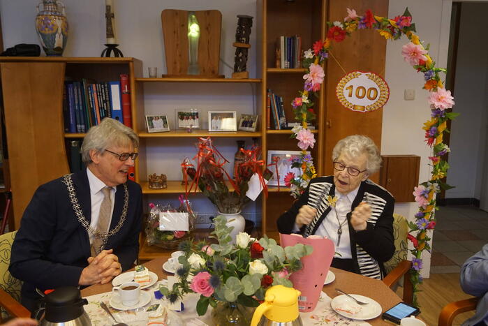 Burgemeester op bezoek bij 100-jarige Zuster Sybilla