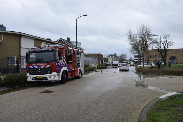 Straat onder water door leidingbreuk