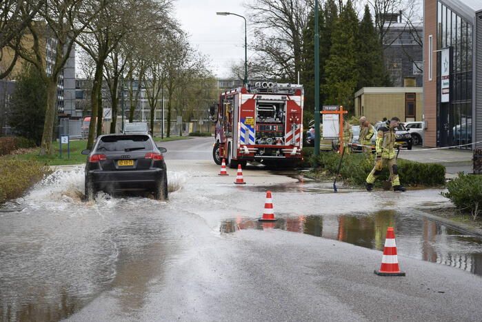 Straat onder water door leidingbreuk