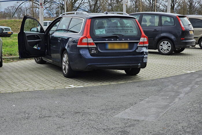 Schade na botsing tussen personenauto's