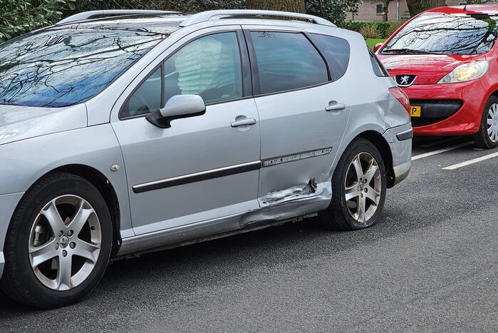 Motorrijder klapt tegen auto op kruising