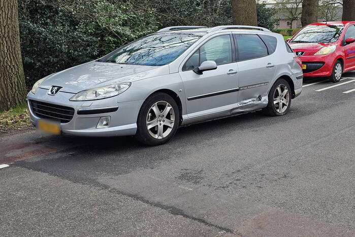 Motorrijder klapt tegen auto op kruising