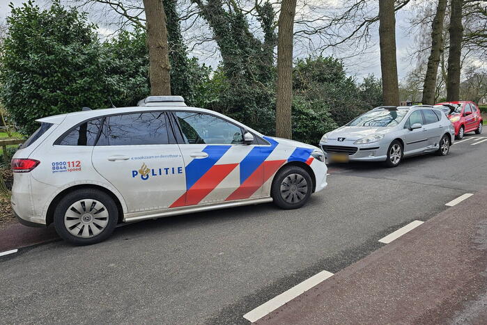 Motorrijder klapt tegen auto op kruising