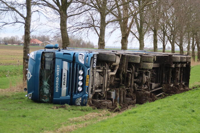 Vrachtwagen met GFT afval gekanteld