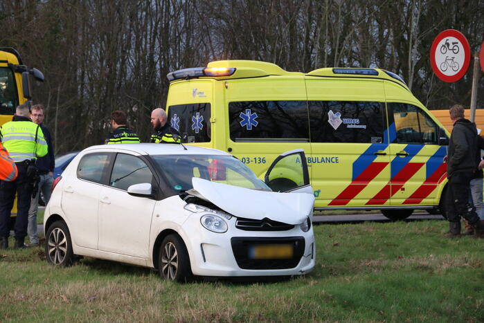 Automobilist gewond bij botsing met vrachtwagen
