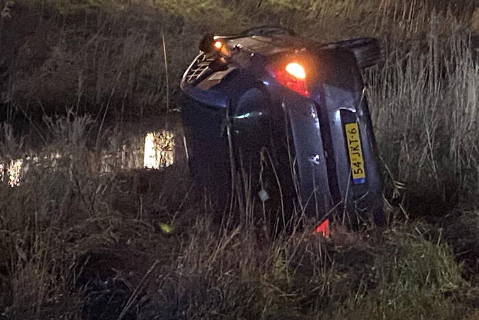 Automobilist raakt van de weg