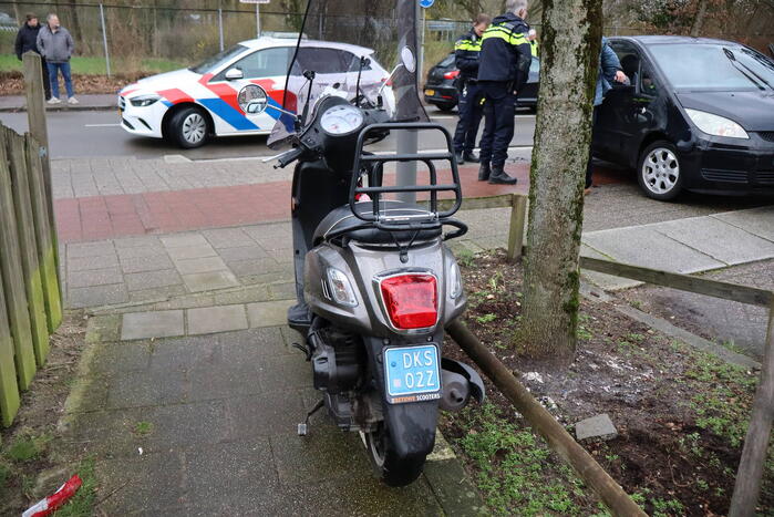 Scooterrijder geschept door afslaande automobilist