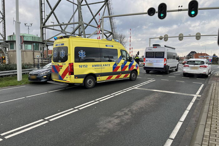 Motorrijder gewond bij botsing met auto op kruising