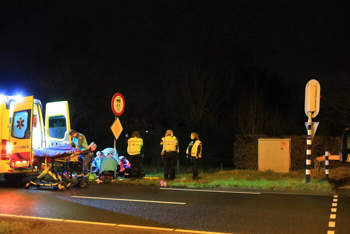 Zwaargewonde bij aanrijding tussen auto en fietser