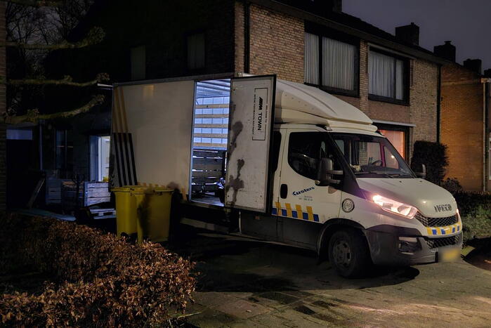 Politie ruimt hennepkwekerij uit woning