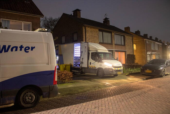 Politie ruimt hennepkwekerij uit woning