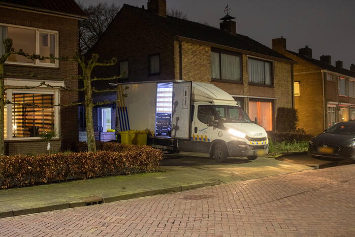 Politie ruimt hennepkwekerij uit woning