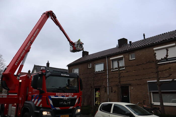 Brandweer veegt schoorsteen na brand