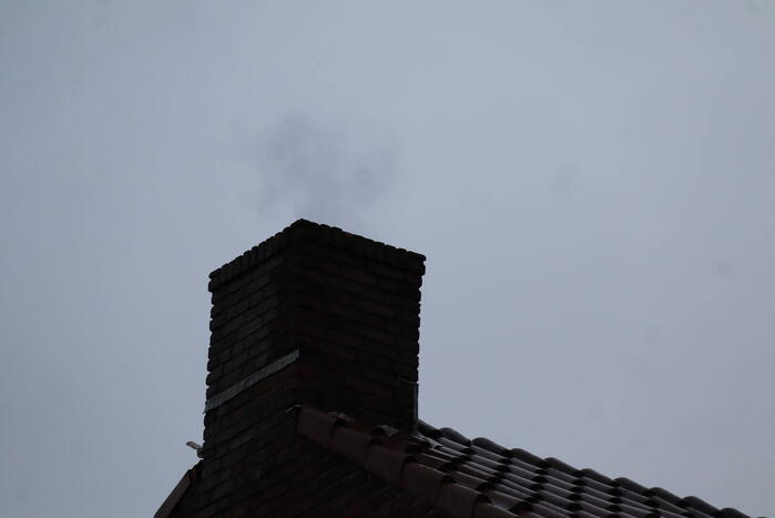 Brandweer veegt schoorsteen na brand