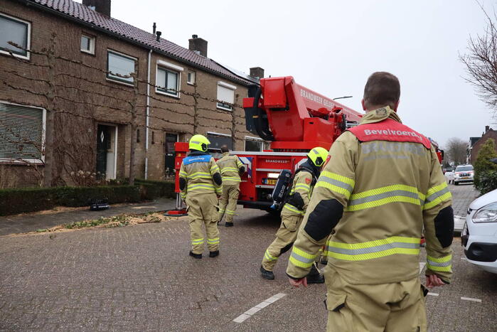Brandweer veegt schoorsteen na brand