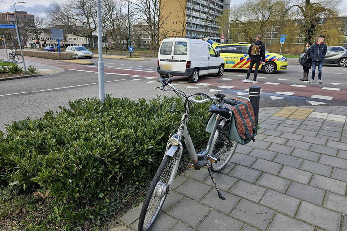 Fietser en bestuurder in botsing bij oversteekplaats