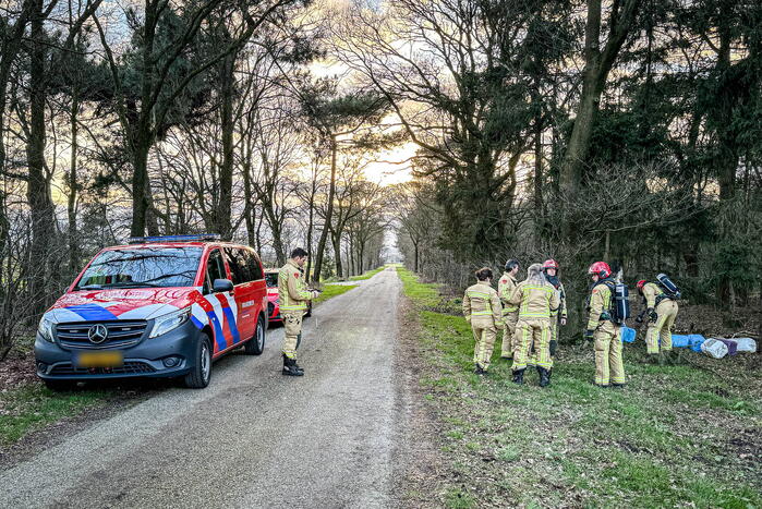 Onderzoek naar gedumpte vaten in bosgebied