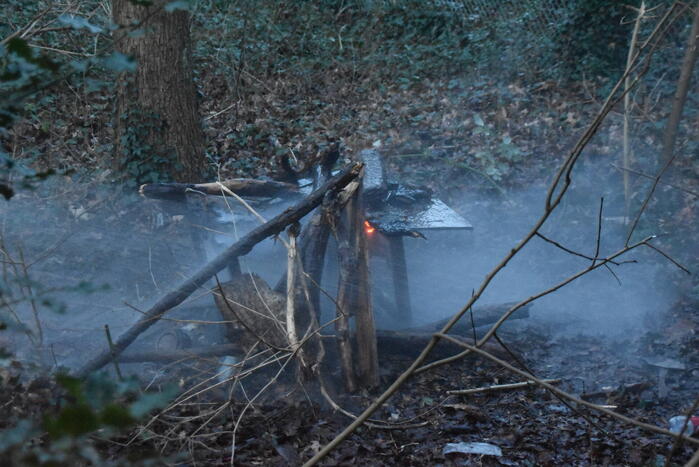 Brandstichting in stapel hout